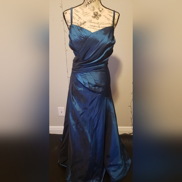 Formal Elegant Fit&Flare Gown - Picture 6 of 8